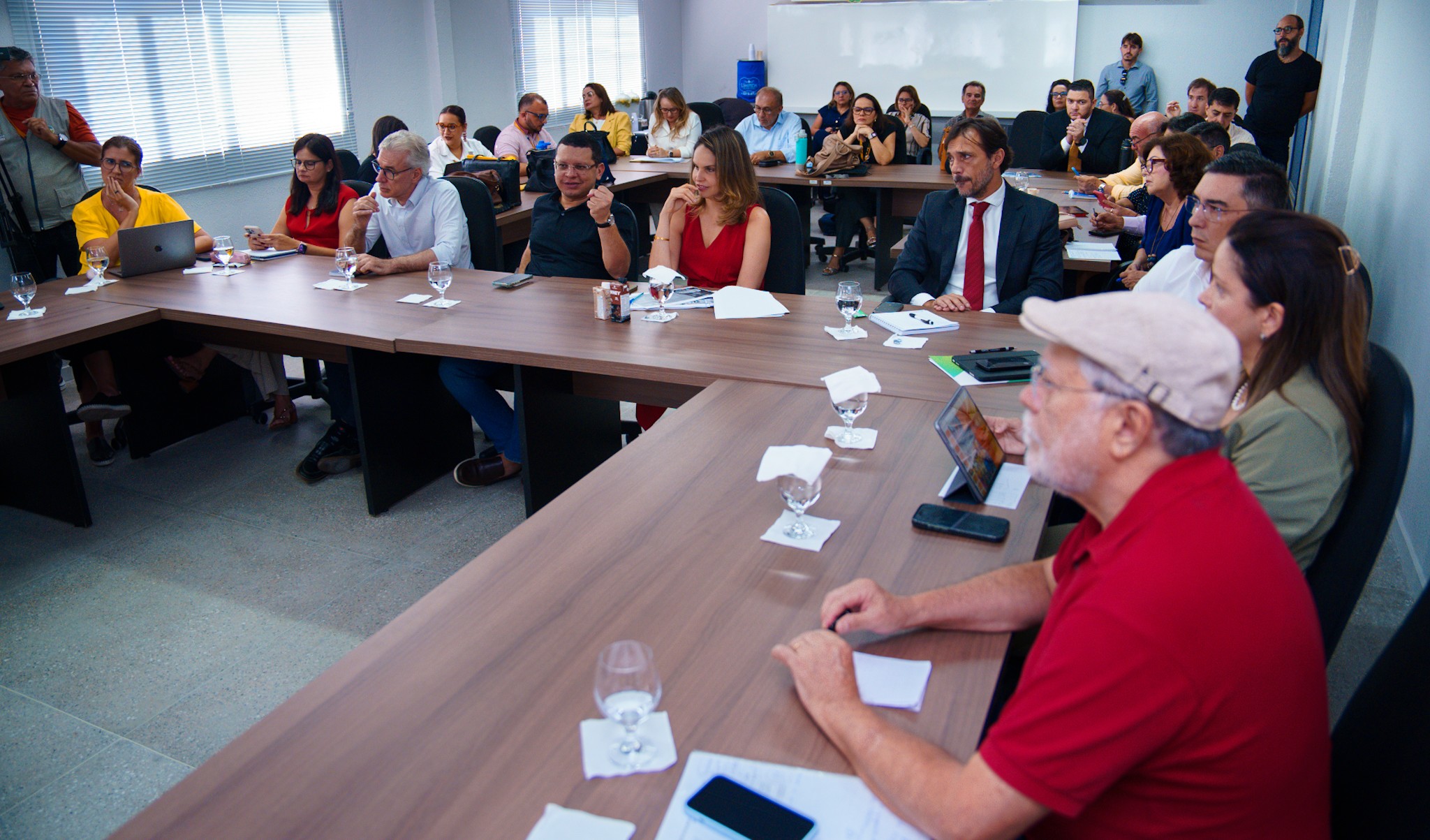 grupo de pessoas reunidas